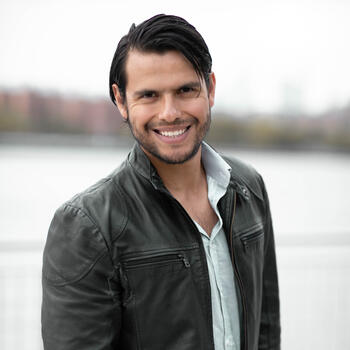 Mexico City based Headshot photographer Diego Asunsolo