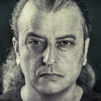 Jamboree Heights based Headshot photographer Essi Dashtdar