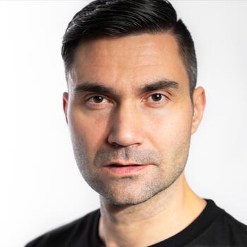 LAVAL based Headshot photographer Sorin Dragomirescu