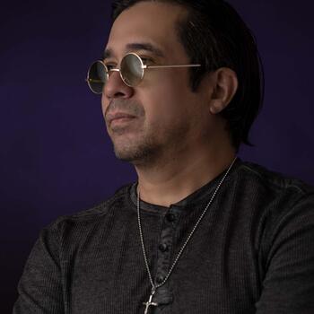 Mission based Headshot photographer Gus De La Cerda