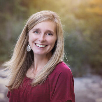 Eagle River based Headshot photographer Kirsten Belloni