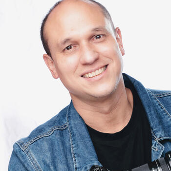 Bogot&aacute; based Headshot photographer No&eacute; Herrera