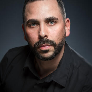 Laval based Headshot photographer Carlos Gouveia