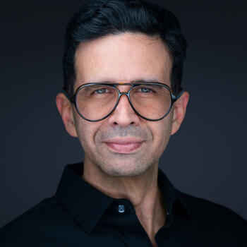 Dallas based Associate headshot photographer Nabor Godoy