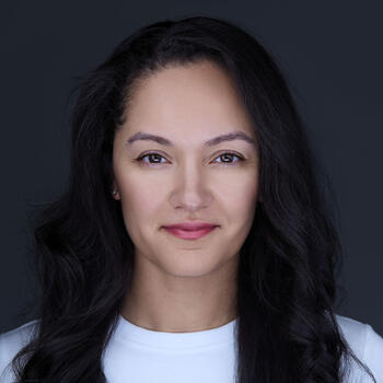 Winchester based Headshot photographer Dilia Hintz