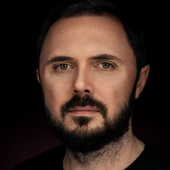  Headshot photographer Tomasz Januszewski