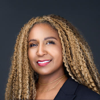 Kingsport based Headshot photographer Yevette Lynn